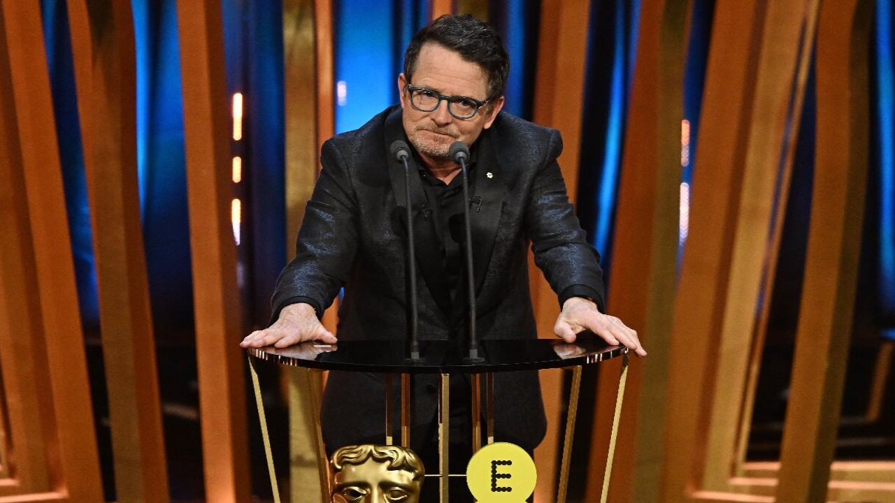 BAFTA 2024: Michael J. Fox recibe una gran ovación mientras presenta el premio a la mejor película luchando contra el Parkinson