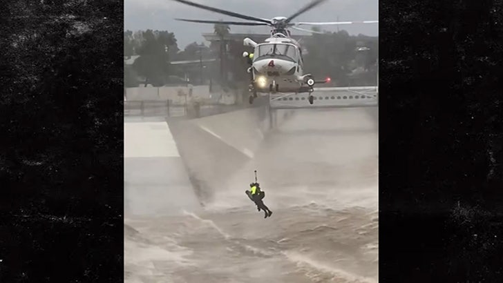 LAFD utiliza un helicóptero para rescatar a un hombre y su perro del río Los Ángeles durante la tormenta