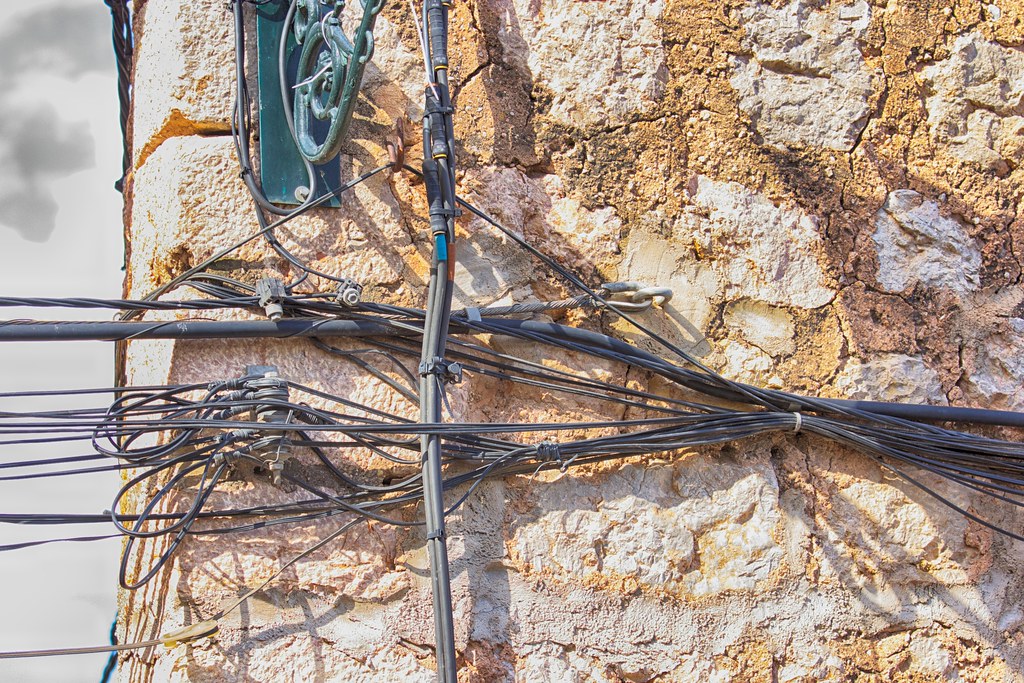 Torrevieja exige a los operadores de telefonía que solucionen el caos del cable aéreo