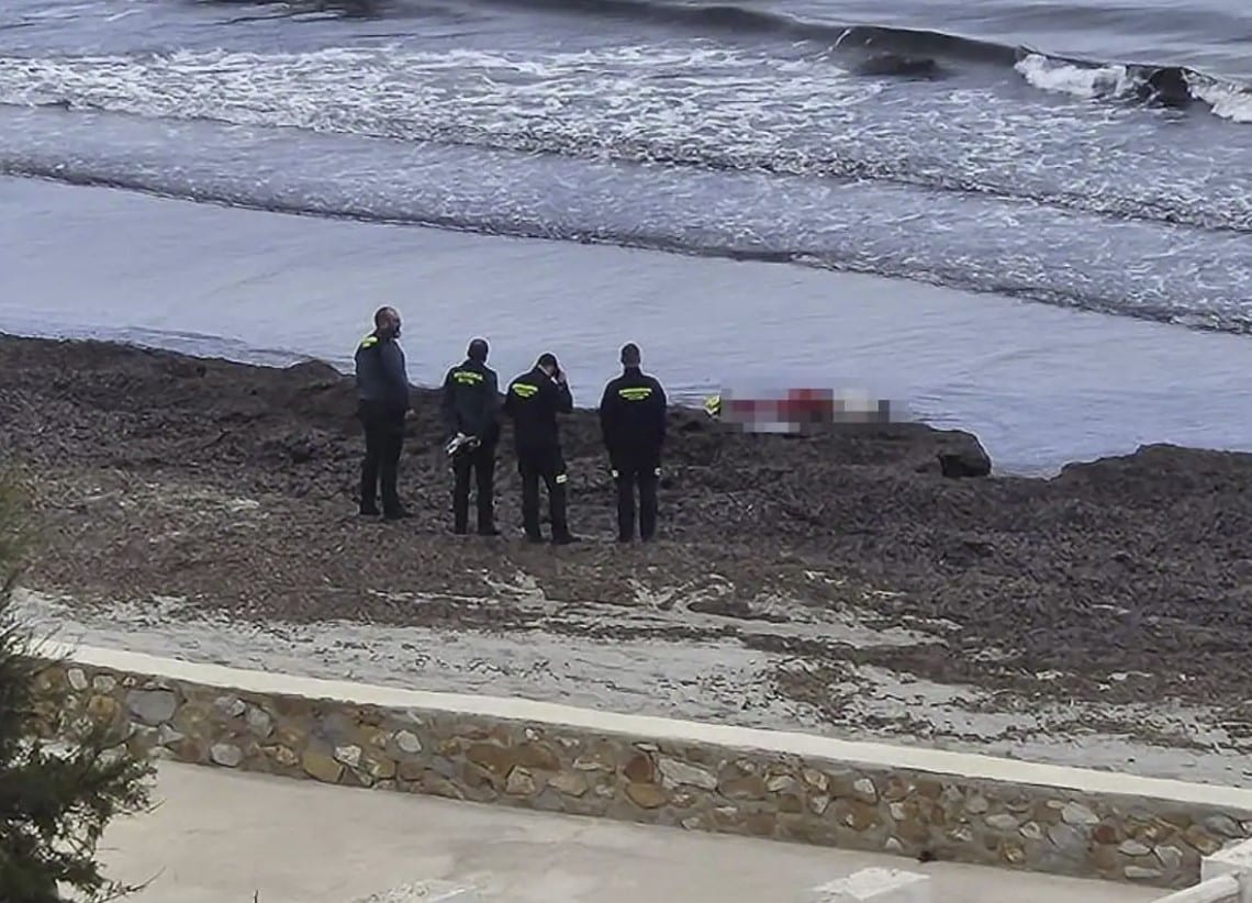 El cuerpo de un buzo apareció en una playa de La Manga