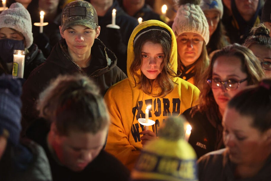 Las leyes sobre almacenamiento seguro de armas están obteniendo apoyo.  El veredicto del tiroteo en una escuela de Michigan subraya por qué
