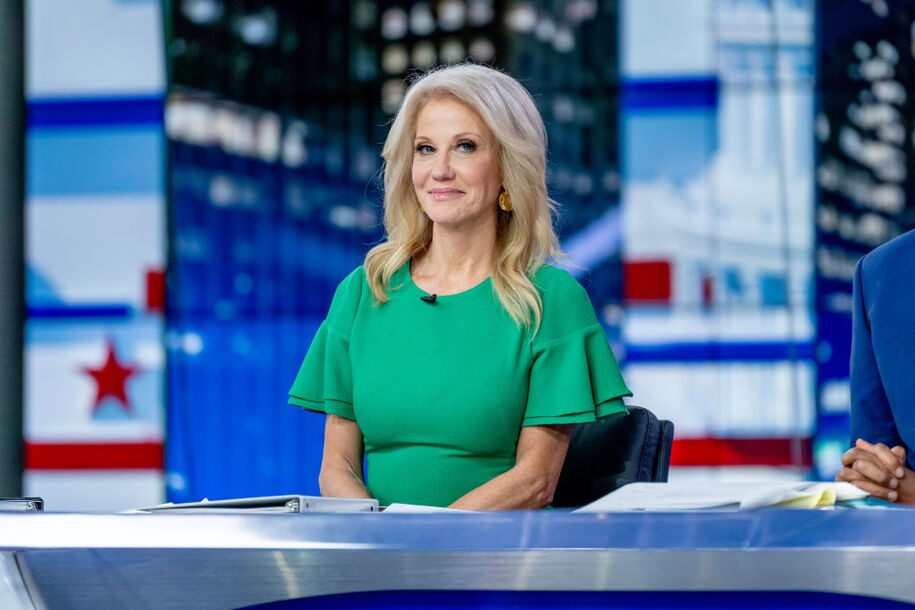 Kellyanne Conway está orgullosa de las ideas que la gente odia, los demócratas le quitan el asiento a Santos