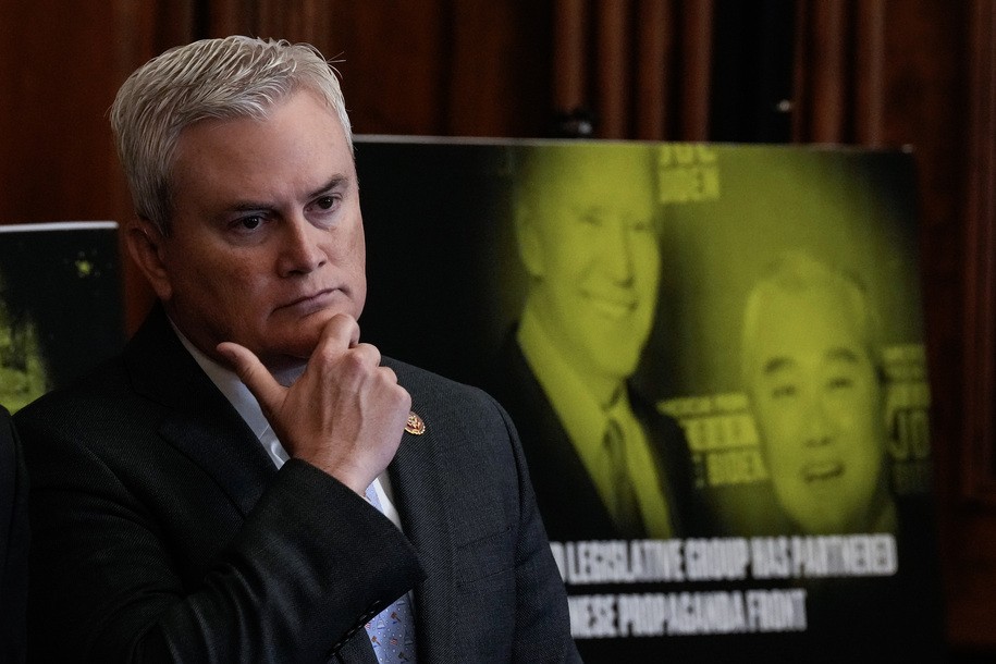 El testigo estrella del Partido Republicano es expuesto como un topo ruso y DeSantis enfrenta una reacción violenta por la prohibición de libros