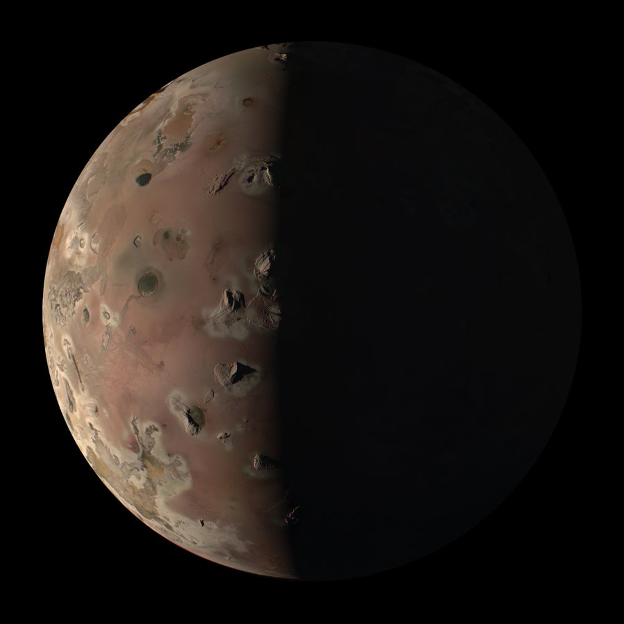 La luna supervolcánica Io de Júpiter deslumbra en fotos de sobrevuelos cercanos de la NASA