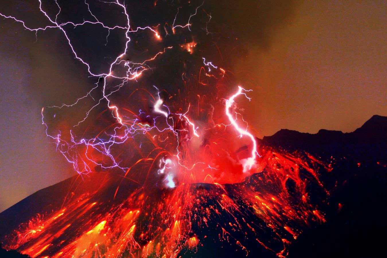 Los rayos durante las erupciones volcánicas pueden haber provocado vida en la Tierra