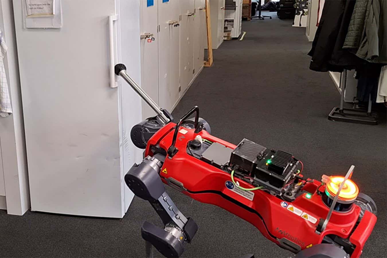 Un perro robot ha aprendido a abrir puertas con su pata