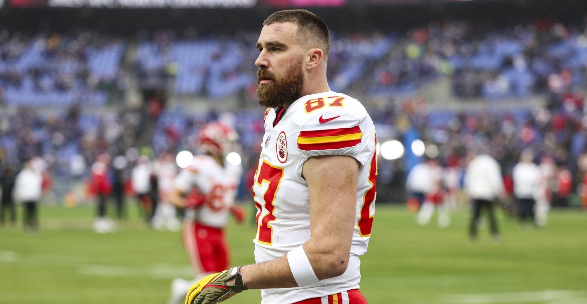 Travis Kelce rechaza el titular viral que le atribuye el corte de pelo descolorido