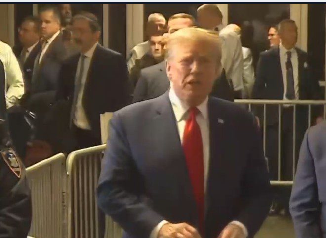Un Trump trastornado por la ira ataca a Biden por dormir de noche