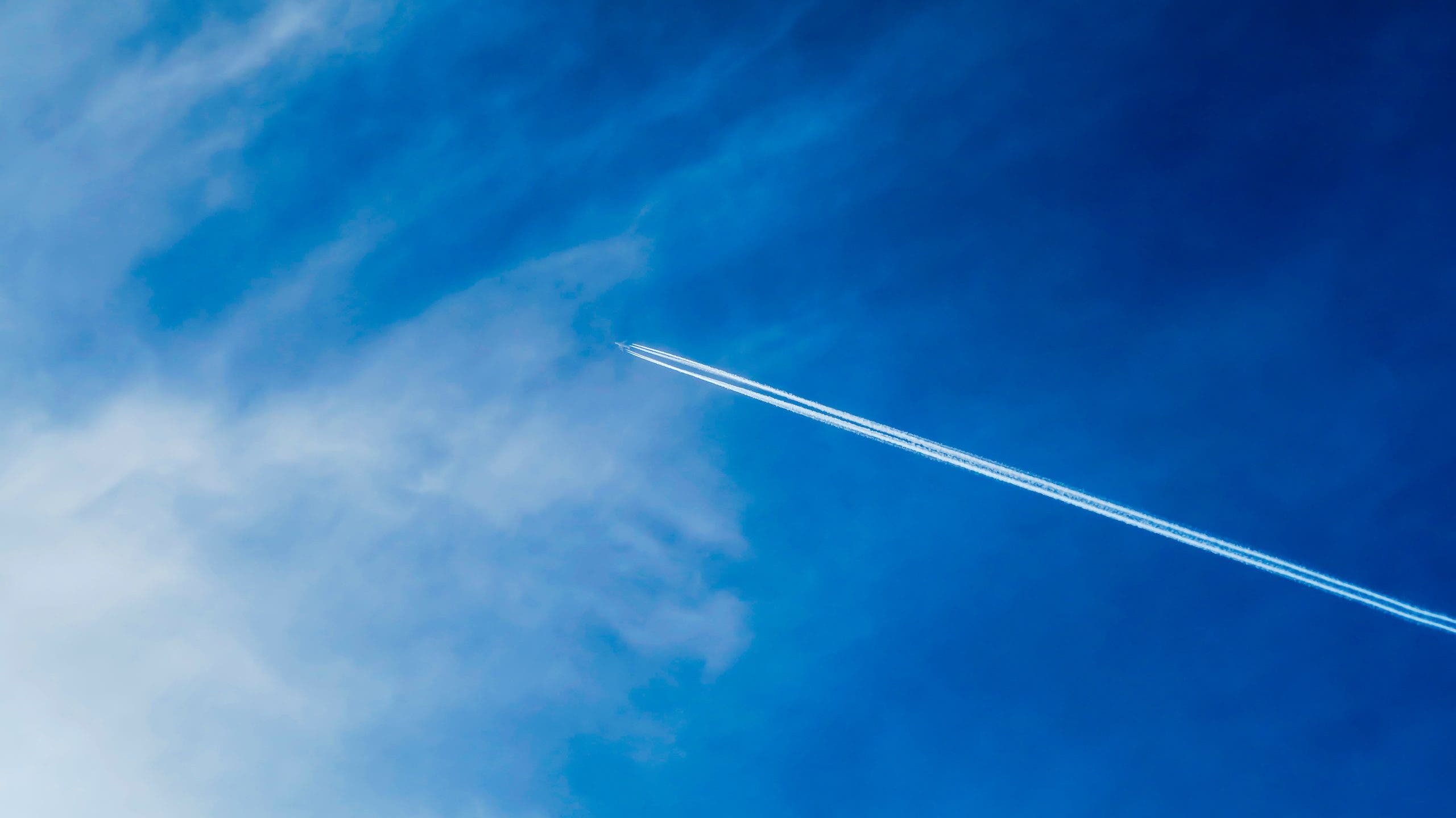¿Qué son los ‘chemtrails’?  La teoría de la conspiración que persiste entre británicos y locales en España, a pesar de que los científicos desacreditan las afirmaciones.