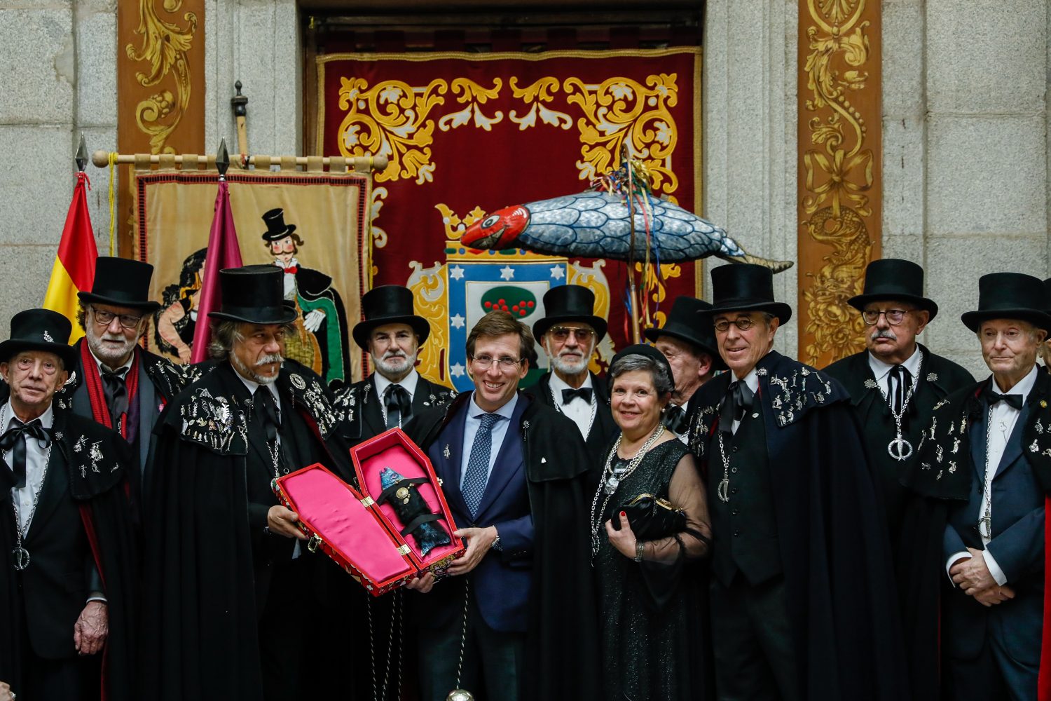 El alcalde de Madrid supervisa el entierro de la sardina ⋆ Madrid Metropolitan