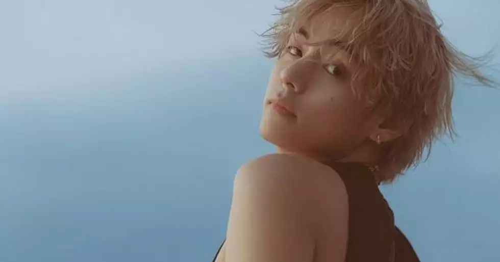 V de BTS se somete a pruebas con compañeros soldados para firmarles autógrafos