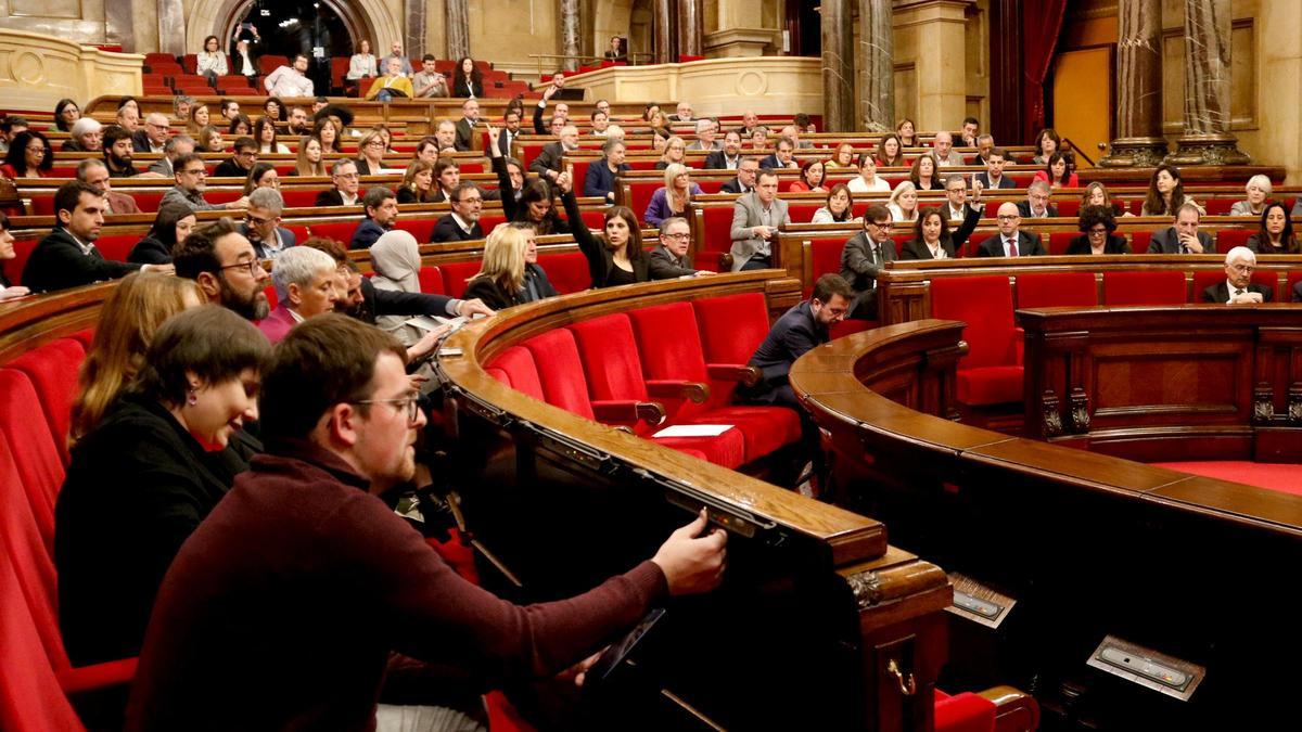 El error de dos diputados del PSC hace prosperar una iniciativa contra el Hard Rock