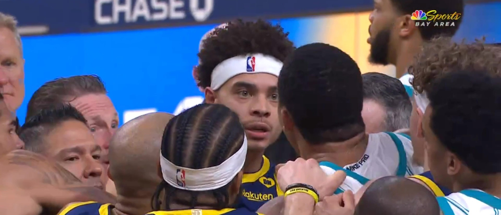 Los Warriors y Hornets se pelearon cuando quedaban 12 segundos de juego