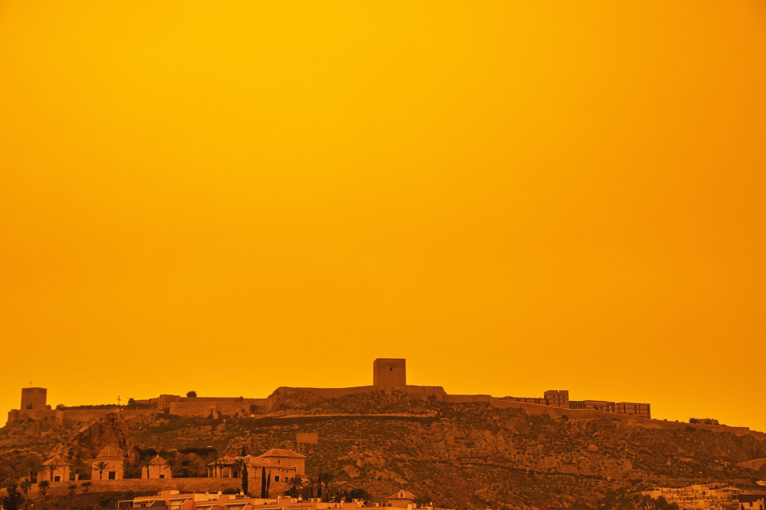 ‘Lluvia de sangre’: estos son los 5 mejores métodos para eliminar las manchas rojas provocadas por la ‘calima’, mientras el fenómeno meteorológico azota HOY a España
