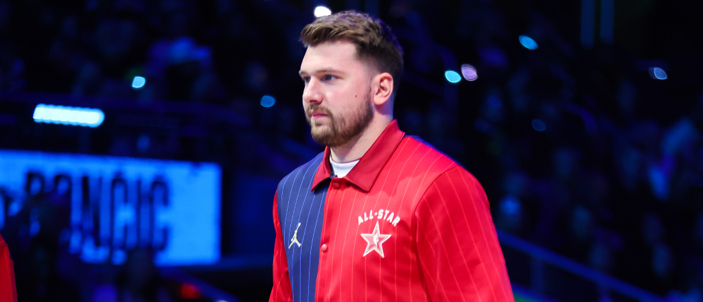 Luka Doncic explicó hilarantemente su tiro de tres cuartos en un tuit desde el vestuario en el entretiempo