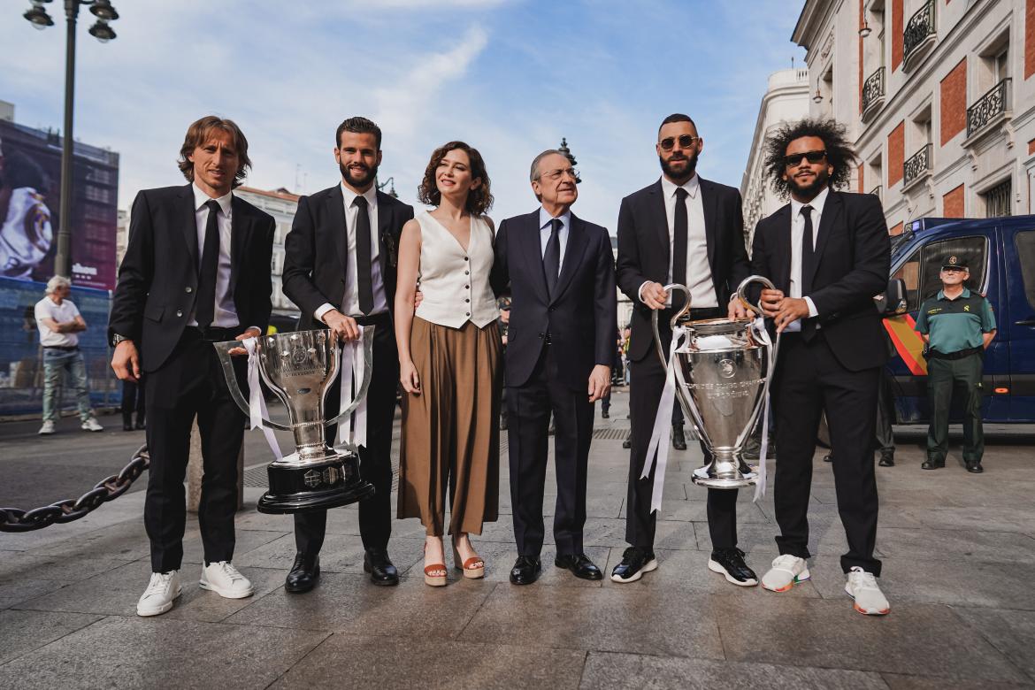 Fanáticos jubilosos del Real Madrid aclaman al “mejor equipo” del mundo ⋆ Madrid Metropolitan