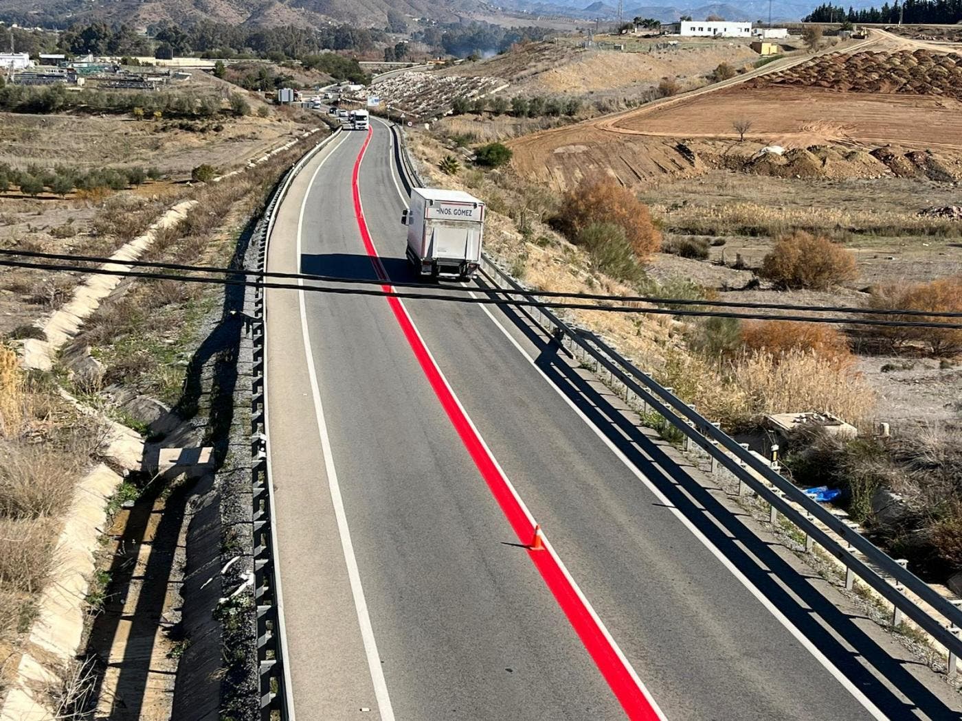 ¿Cuáles son las nuevas líneas rojas que se están pintando en las carreteras de toda España?  Sigue esta regla para evitar una multa de 600€
