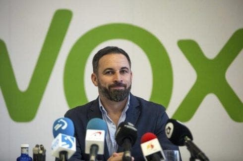 El partido de extrema derecha VOX en Marbella exige que se elimine de las páginas web de los gobiernos locales la información útil para los jóvenes LGBT+ porque “adoctrina a los niños”