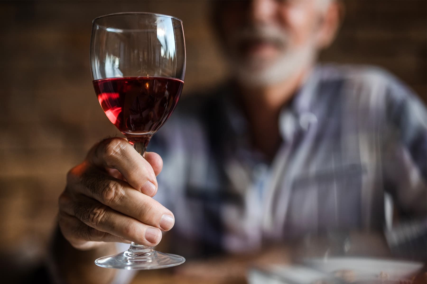 ¿Puedo beber alcohol si tengo EM?