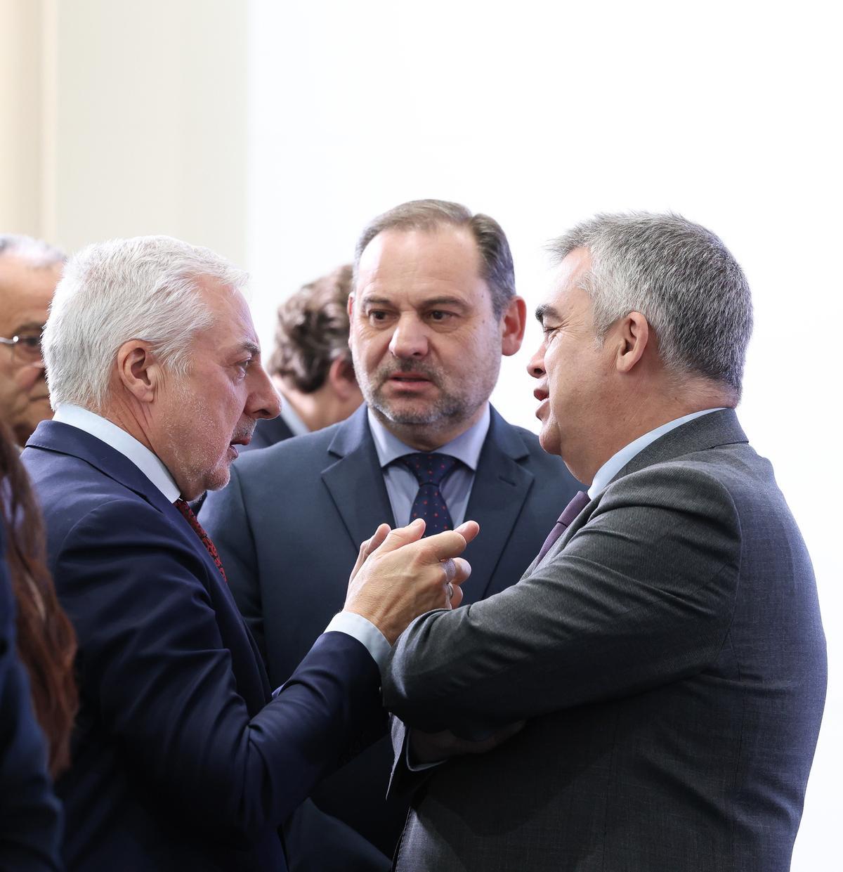 Ábalos denuncia a Santos Cerdán por infringir la ley de protección de datos al revelar su DNI