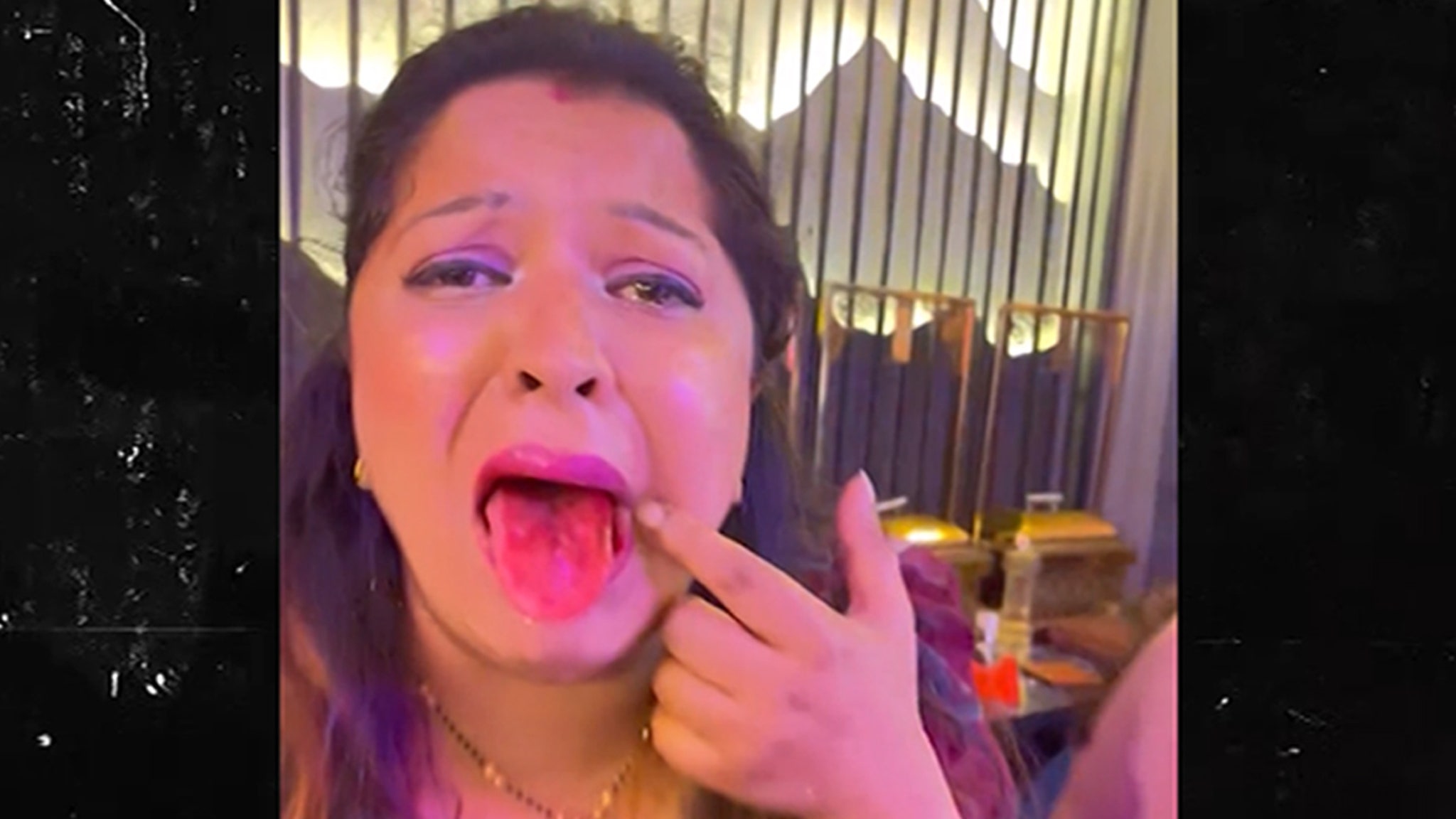 Los huéspedes de un restaurante indio vomitan sangre y por error se les sirve hielo seco