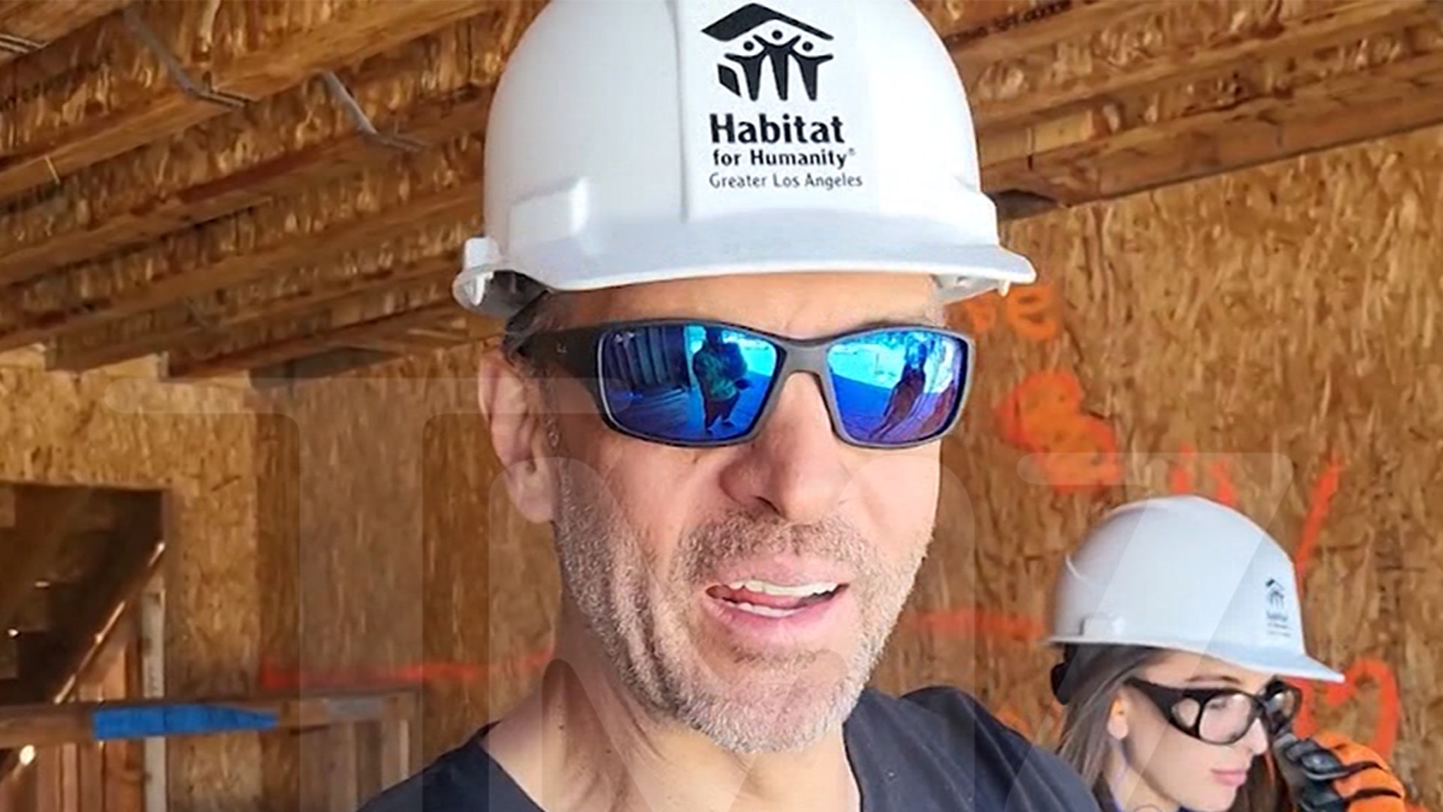 Mauricio Umansky construye casas en el sur de Los Ángeles con Habitat For Humanity