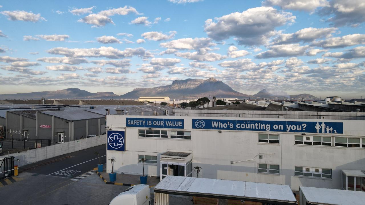 Kimberly-Clark y Energy Partners firman un acuerdo de compra de energía para uno de los sistemas solares para tejados más grandes de Ciudad del Cabo
