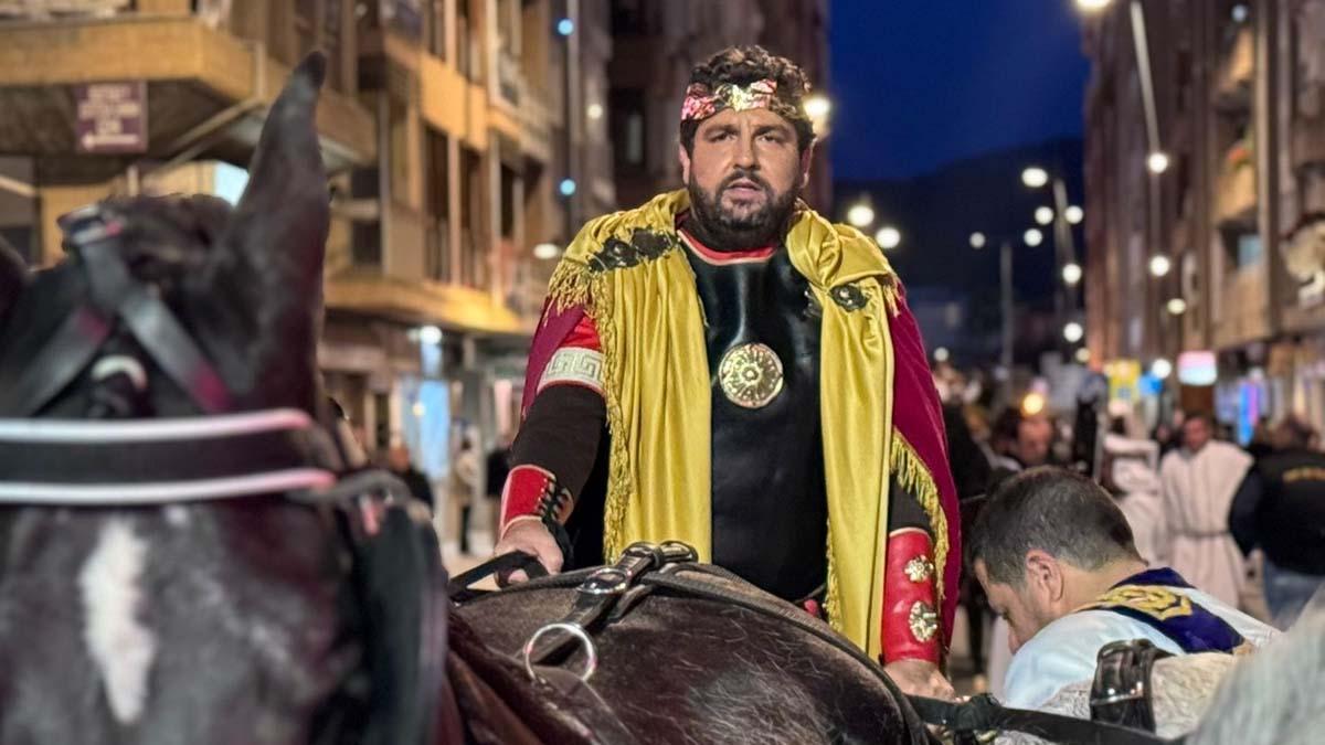 López Miras se mete en la piel de Teodosio al frente de una cuadriga en la Semana Santa