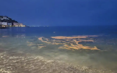 Cielos oscuros y mar resplandeciente
