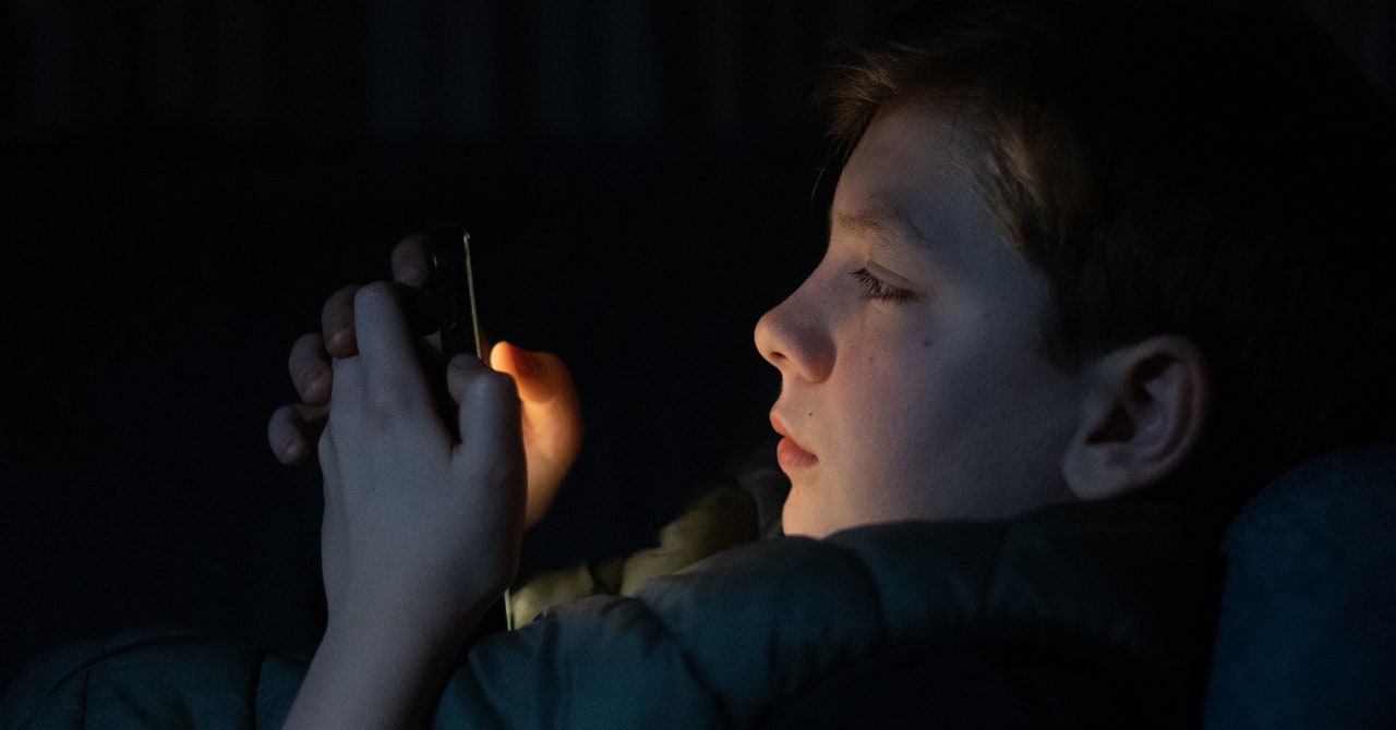 ¡Los teléfonos inteligentes dañan o no a los niños!  Entonces, ¿cuál es?