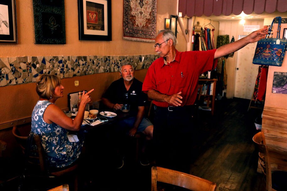 Los restaurantes quieren enmendar la Constitución de Arizona para pagar a los camareros menos del salario mínimo