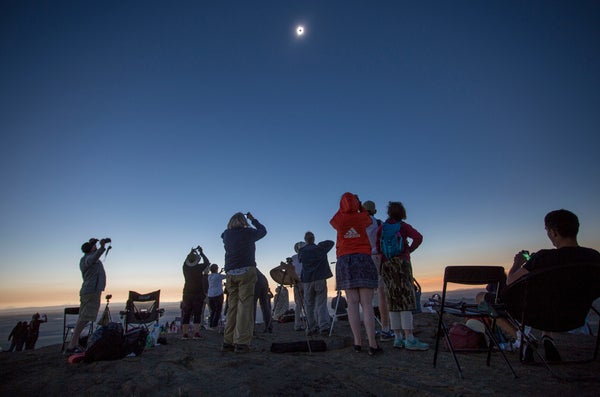 ¿Por qué cambian los colores durante un eclipse solar?