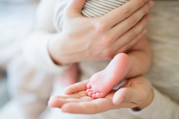 El embarazo aumenta la edad biológica, pero dar a luz la cambia