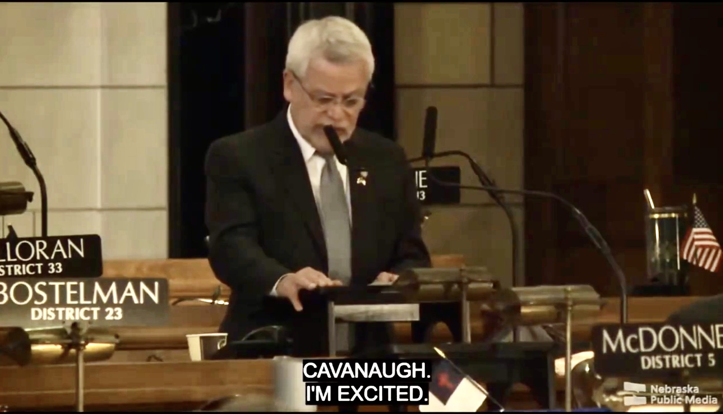 Senador estatal republicano enfrenta resolución de censura por invocar el nombre de un colega mientras lee detalles gráficos de violación