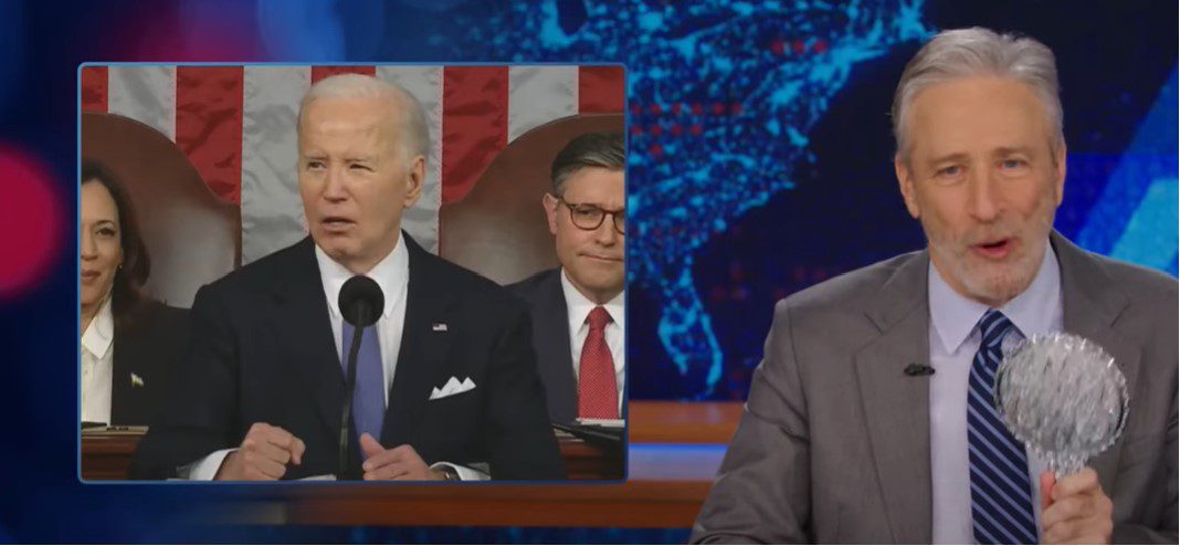 Jon Stewart se come un cuervo después de sugerir que Biden es demasiado mayor para ser presidente