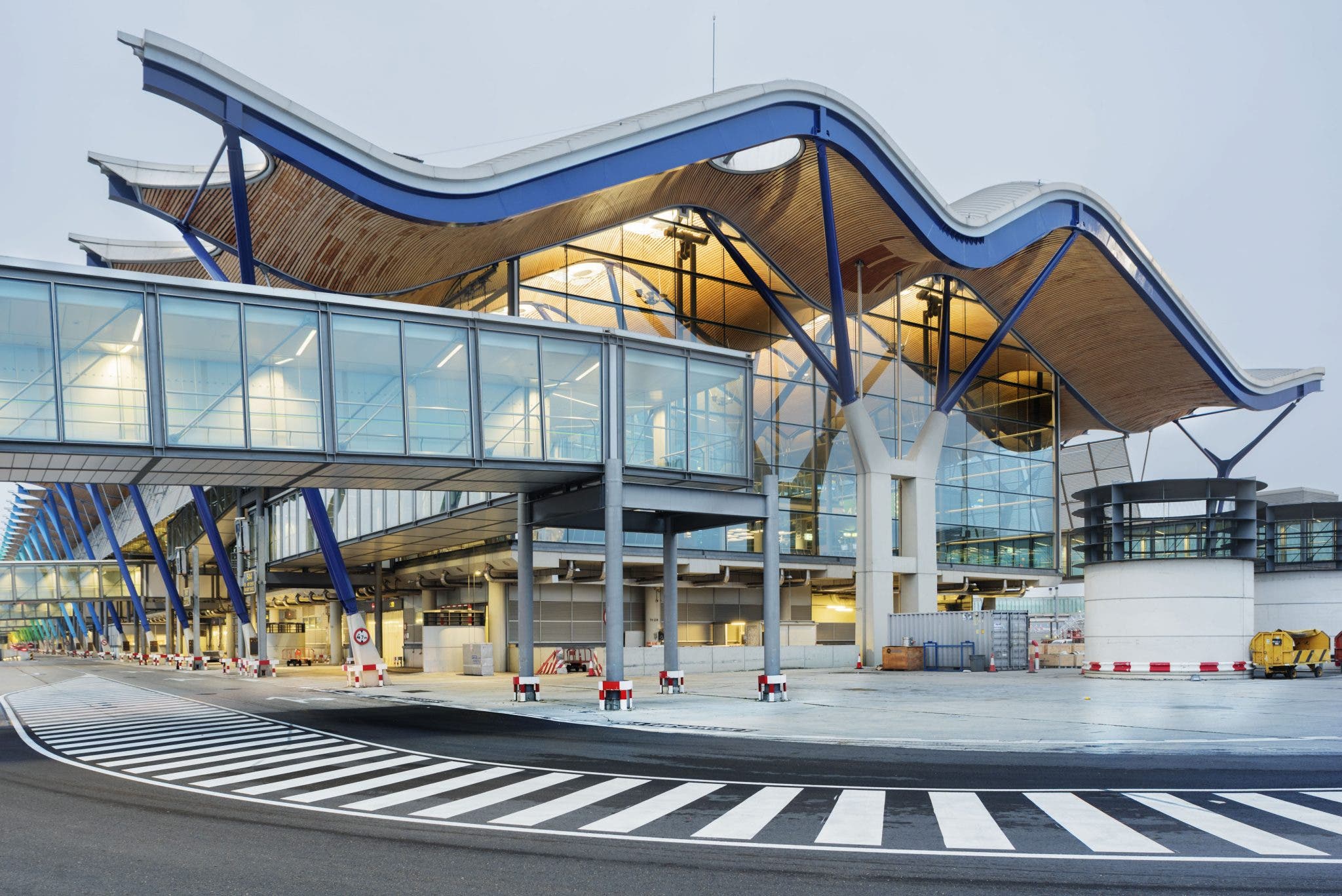 Detenidos trabajadores del aeropuerto de Madrid por robar joyas, bolsos, teléfonos, cámaras e incluso un violín de las maletas de los pasajeros en España