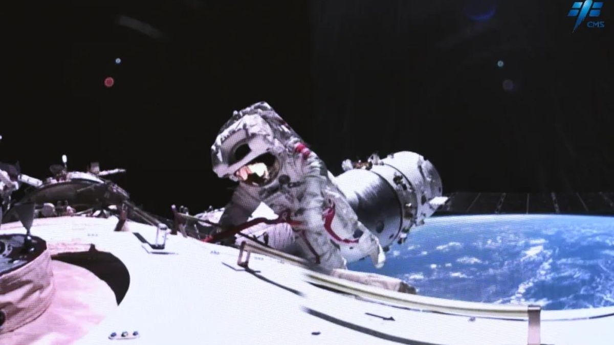 Vea a los astronautas chinos arreglar el ala solar de la estación espacial Tiangong en una caminata espacial de 8 horas (vídeo)