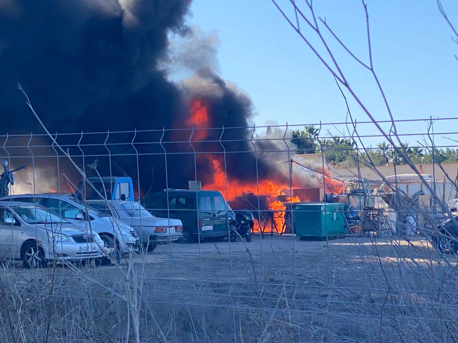 El Ayuntamiento de Torrevieja, acusado de contribuir al riesgo de incendio por negligencia