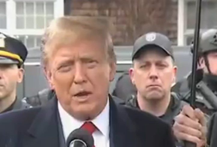 1/6 El asesino de policías Trump aparece en el velorio de un oficial de policía para promocionar “ley y orden”