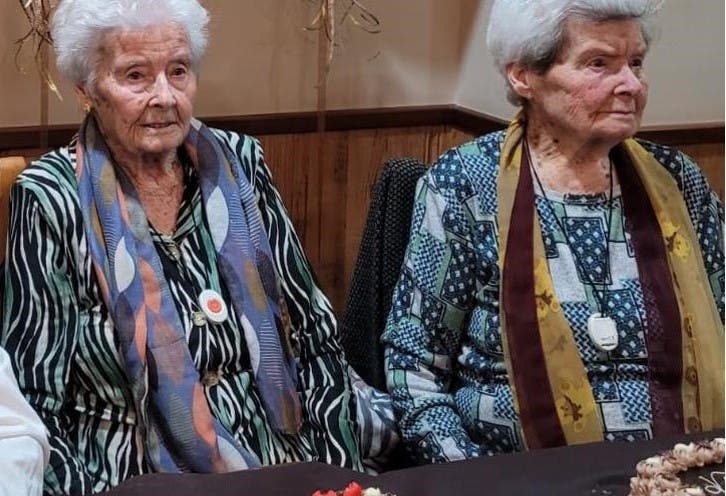 Hermanas gemelas cumplen 100 años en España: Manuela e Isabel dicen que mantenerse activas es la clave para la longevidad, y el marido de Manuela, de 102 años, está de acuerdo