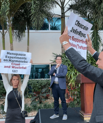 VIDEO: PETA confronta al canciller de la Universidad de Massachusetts por las pruebas con monos durante un evento local de exalumnos