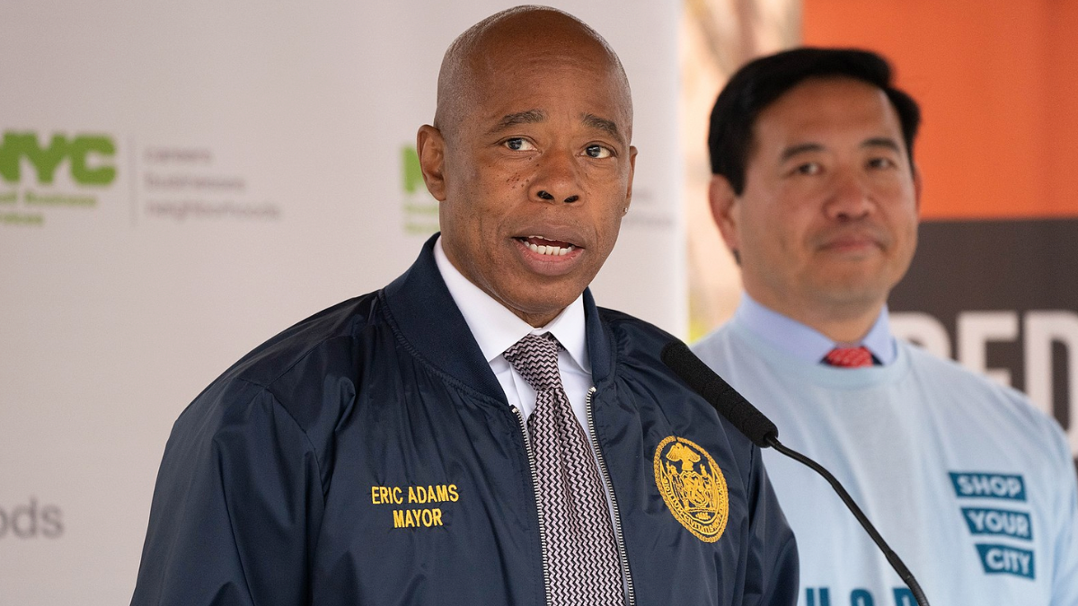 La Ciudad de Nueva York comienza a regalar tarjetas de débito prepagas a inmigrantes ilegales