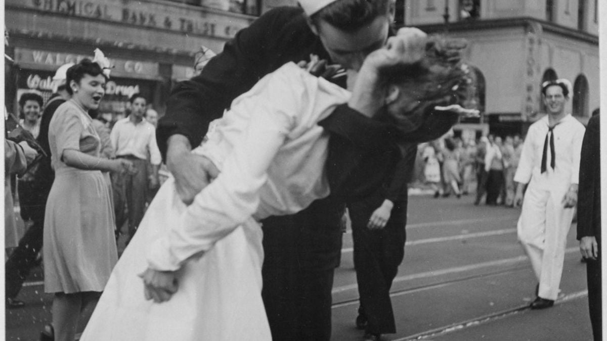 El secretario de VA revierte la eliminación de una foto icónica de la Segunda Guerra Mundial de las instalaciones gracias al Twitter/X de Elon Musk