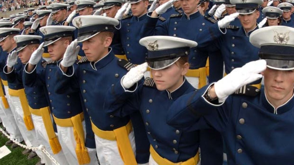 Academia de la Fuerza Aérea pagó más de 250.000 dólares para espiar a cadetes y profesores de “extremismo”