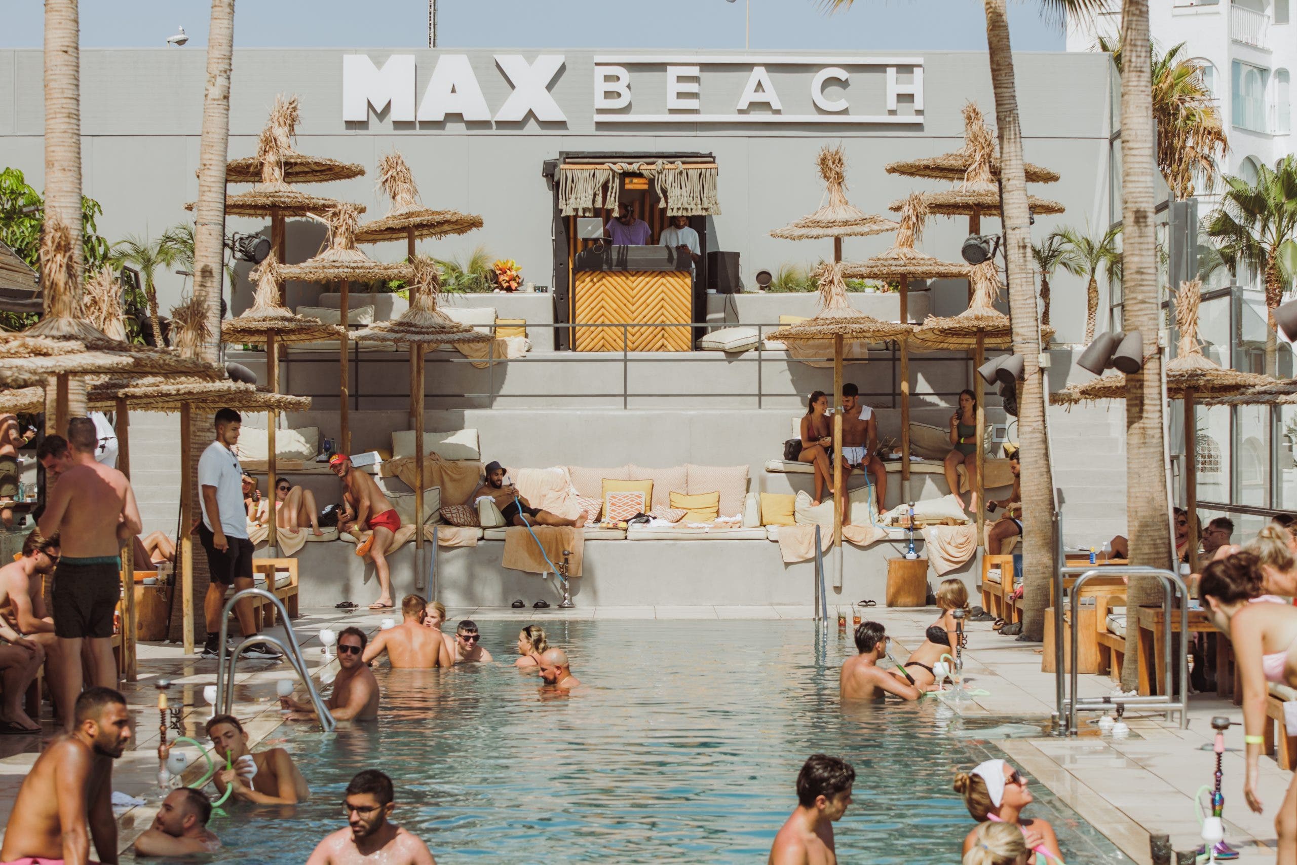 SORTEO: Gana un día VIP en Max Beach Mijas con lujosas tumbonas en la piscina y una botella de Moet: aquí te explicamos cómo participar