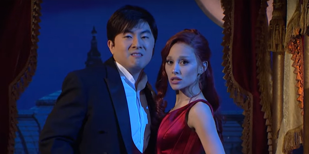 Ariana Grande hace dueto con el coprotagonista de ‘Wicked’ Bowen Yang, actúa y actúa en ‘SNL’ – ¡Míralo todo!
