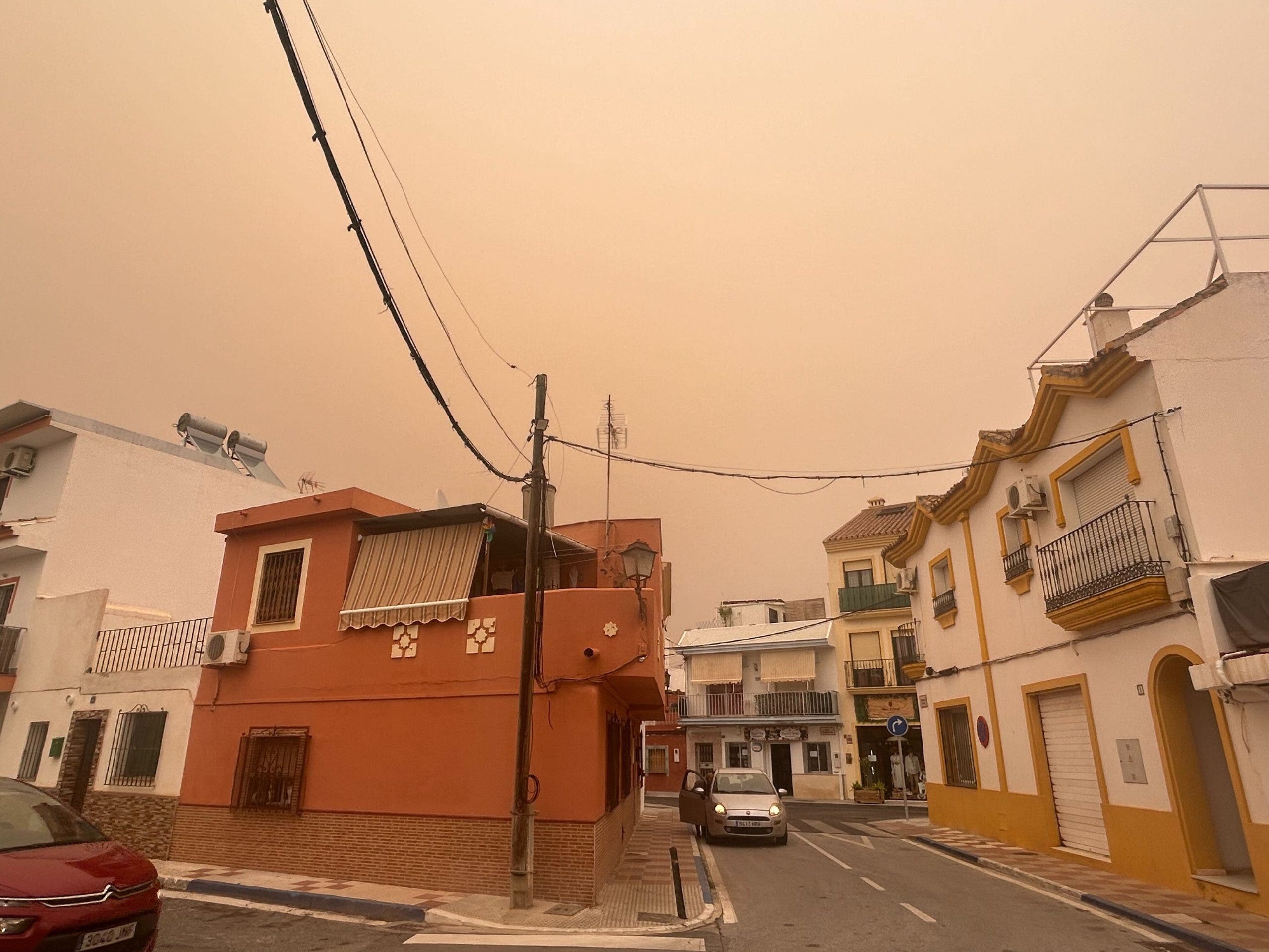 ¿Por qué el cielo se ve naranja hoy en España?  Todo lo que necesitas saber sobre el fenómeno meteorológico ‘calima’ y ‘lluvia de sangre’