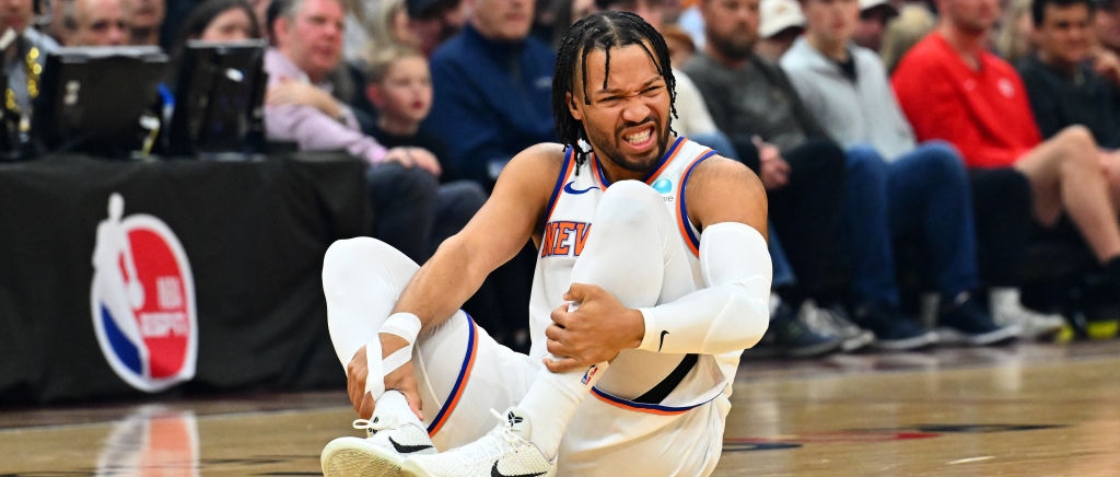 Jalen Brunson se lesionó la rodilla en menos de un minuto del partido Knicks-Cavs y no regresó