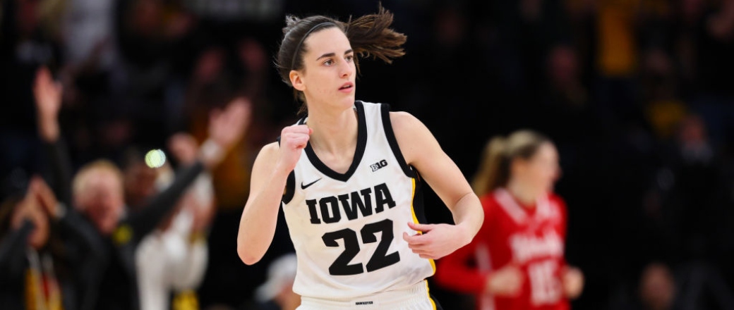 Caitlin Clark obtiene 30 puntos después del medio tiempo para llevar a Iowa al tercer título consecutivo del Big Ten