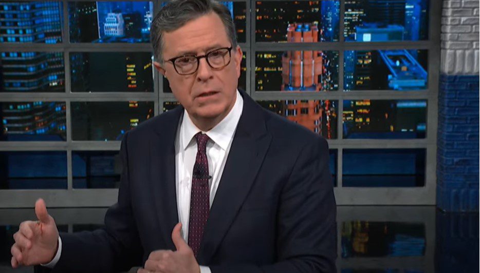 Stephen Colbert muestra a Estados Unidos la conferencia de prensa de Trump con el cerebro roto